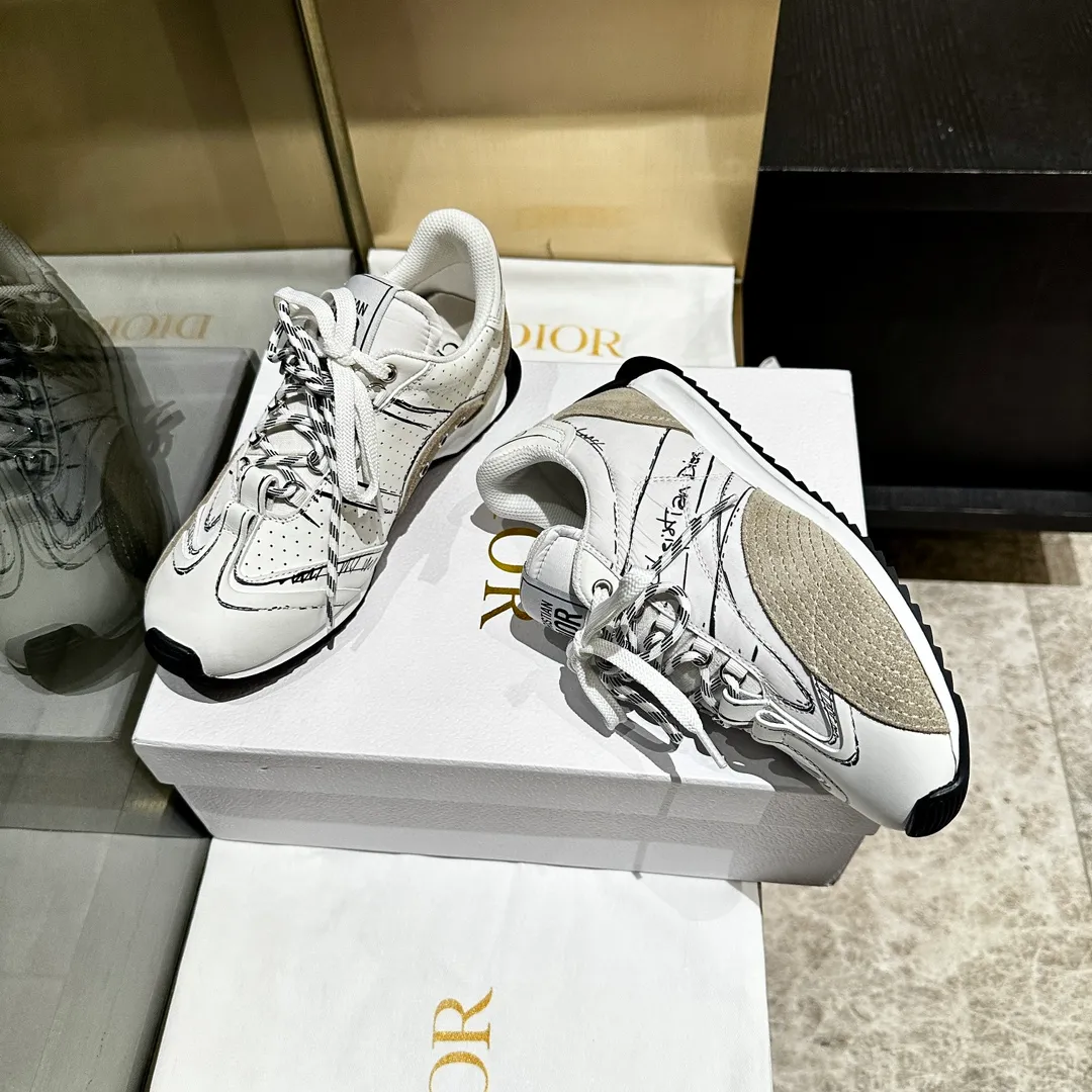 👟👟Ex-factory price 560👟👟 2025, new series, this Dior, C'est sneaker shows eye-catching and fashionable style. Carefully crafted, the 3D printed design of the upper is super fashionable, and the details also add a touch of elegance. The lightweight two-tone sole offers exceptional comfort and sporty style. Can add a stylish touch to any casual look. The tongue and sole are decorated with the Christian Paris logo, and the cowhide design is styled. Women's size 35-40